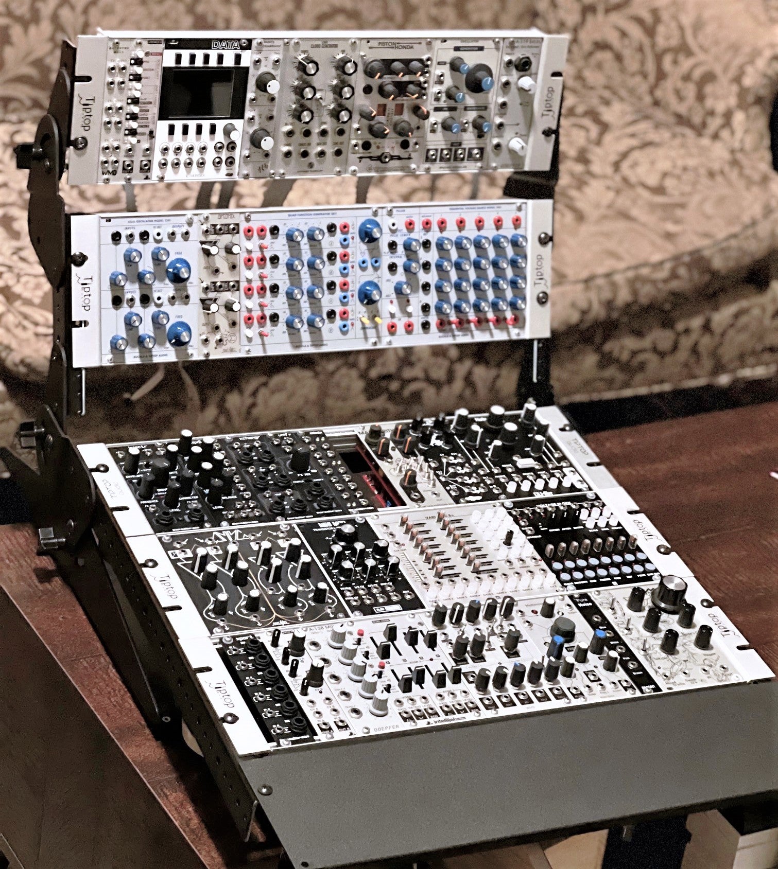 RETRAKT Adjustable Angled Rack-mounting System – retroaktiv