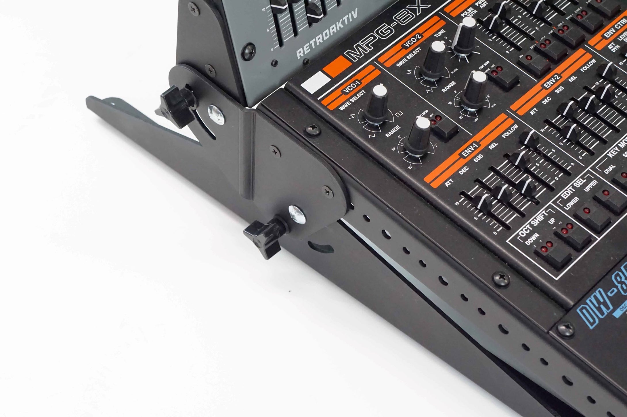 RETRAKT Adjustable Angled Rack-mounting System – retroaktiv
